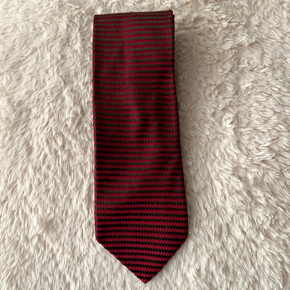 Brioni.100% silk, made in Italy. Flawless condition.